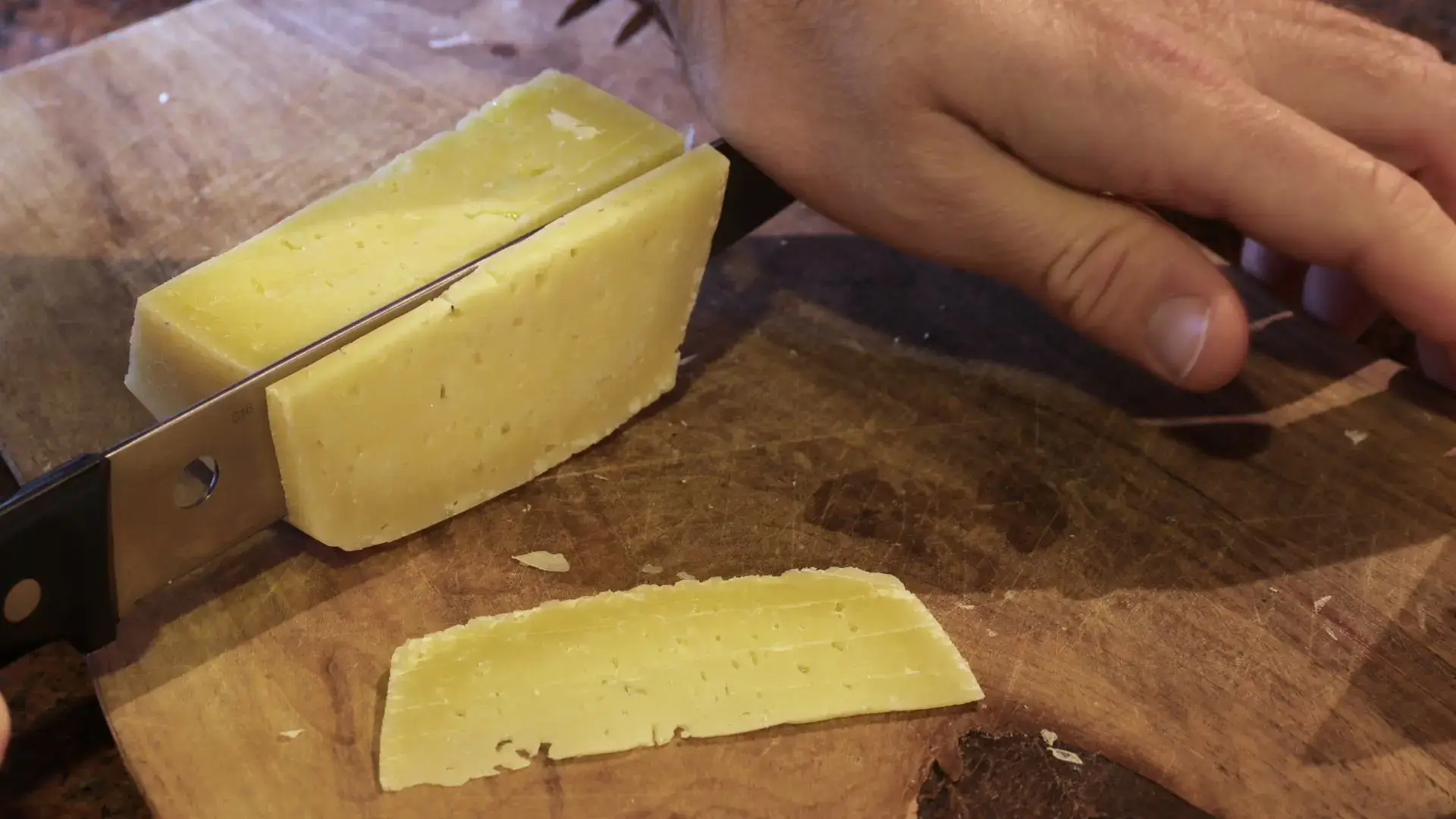 COME SI TAGLIA IL FORMAGGIO: TECNICHE E CONSIGLI PER UNA PRESENTAZIONE PERFETTA